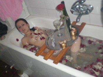 Baño de rosas seguido de pete y culeada - Amatute.