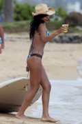 Рианна (Rihanna) Bikini Hawaii 27th Apr 2012 (86xHQ) A4022c198959103